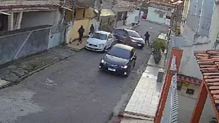 PM tem carro alvejado por tiros de fuzil ; vídeos mostram ataque